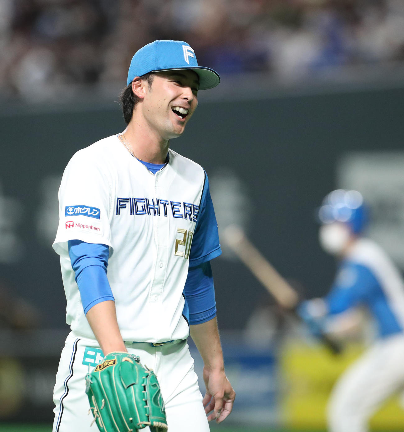 日本ハム対DeNA 5回表DeNA2死一、二塁、蝦名を二併殺打に仕留め笑顔を見せる上原（撮影・佐藤翔太）