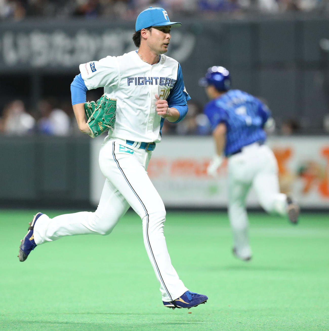 日本ハム対DeNA 5回表DeNA1死一、二塁、佐野に右前適時打を打たれる上原（撮影・佐藤翔太）