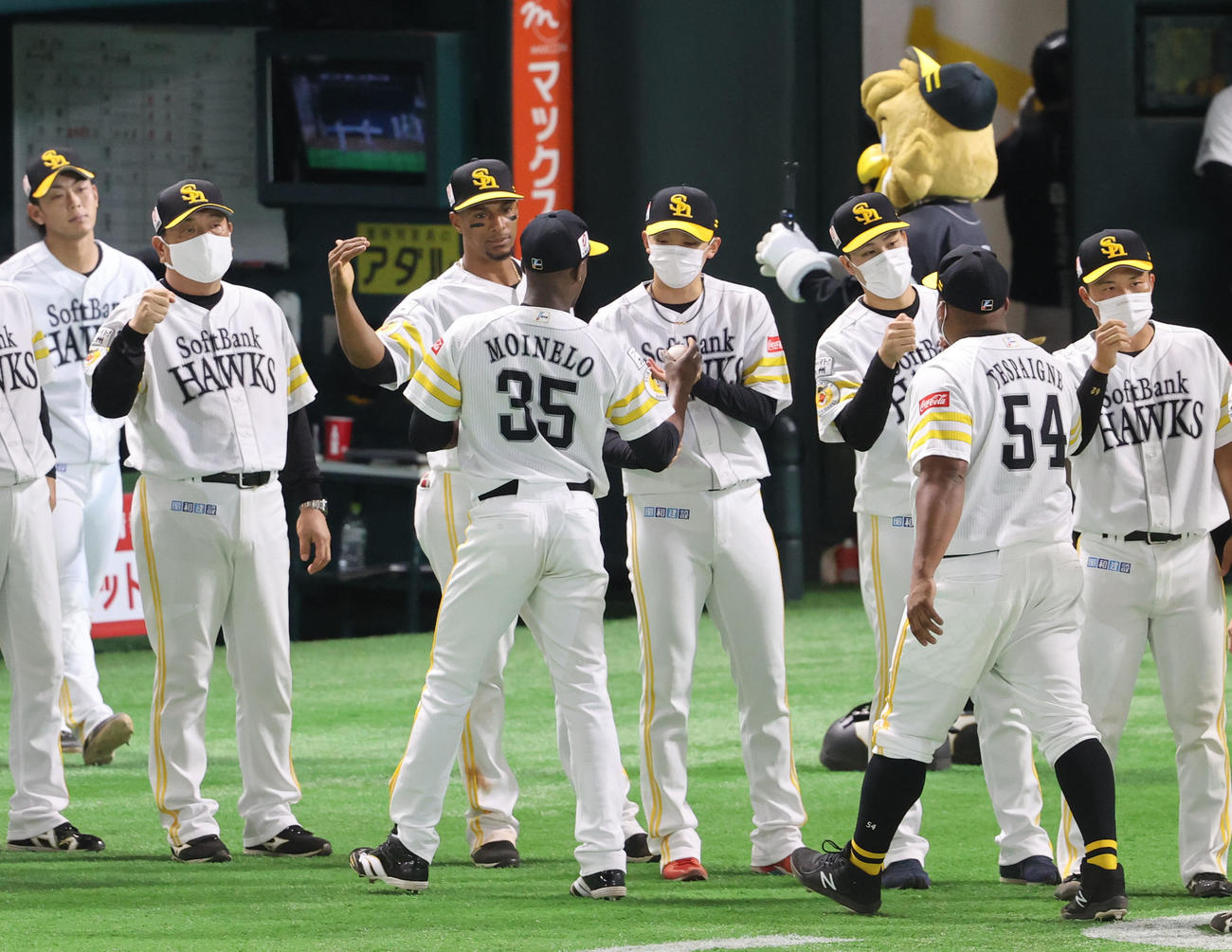 ソフトバンク対阪神　阪神に勝利しナインを出迎える東浜巨（撮影・梅根麻紀）