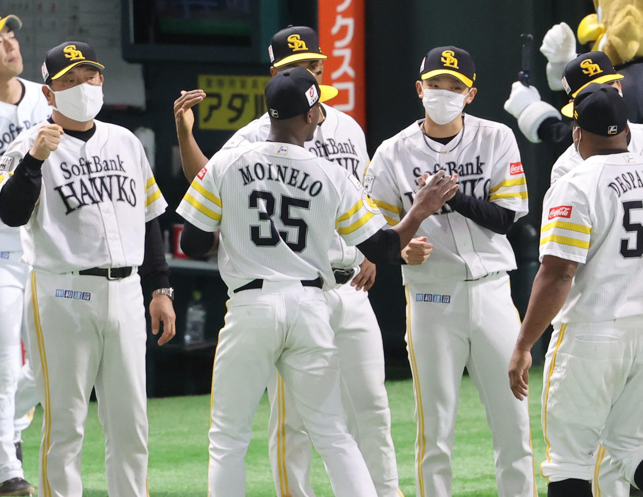 ソフトバンク対阪神　阪神に勝利しナインを出迎える東浜（右）（撮影・梅根麻紀）