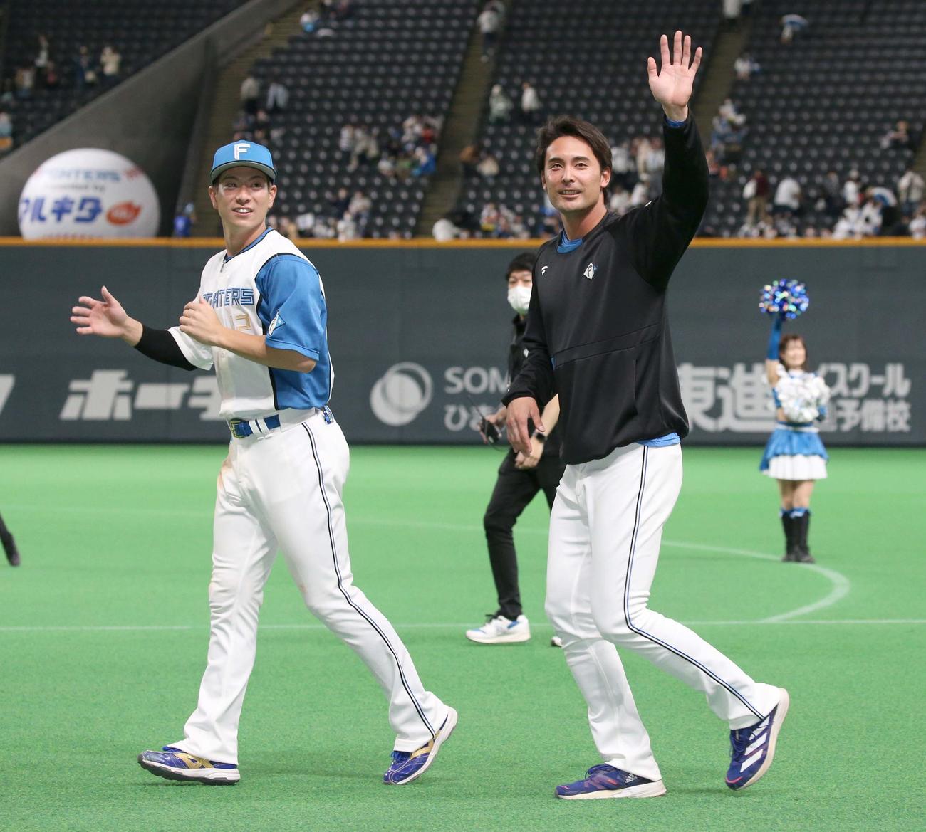 日本ハム対DeNA　試合後、スタンドのファンに手を振る松本剛（左）と上原（撮影・黒川智章）