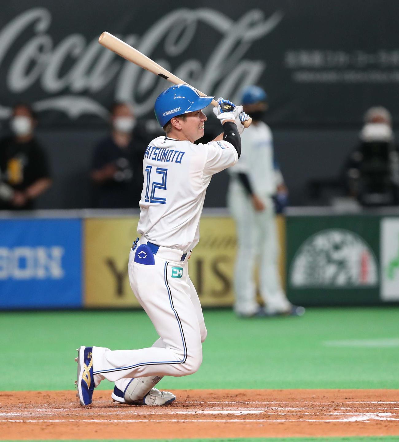 日本ハム対DeNA 3回裏日本ハム1死一、二塁、左中間に2点適時二塁打を放つ松本剛（撮影・黒川智章）