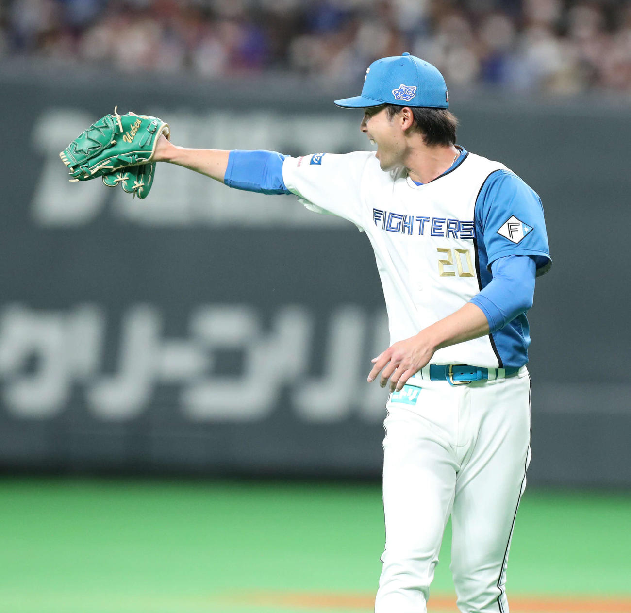 日本ハム対DeNA 5回表DeNA2死一、二塁、蝦名を二併殺打に仕留め笑顔を見せる上原（撮影・佐藤翔太）