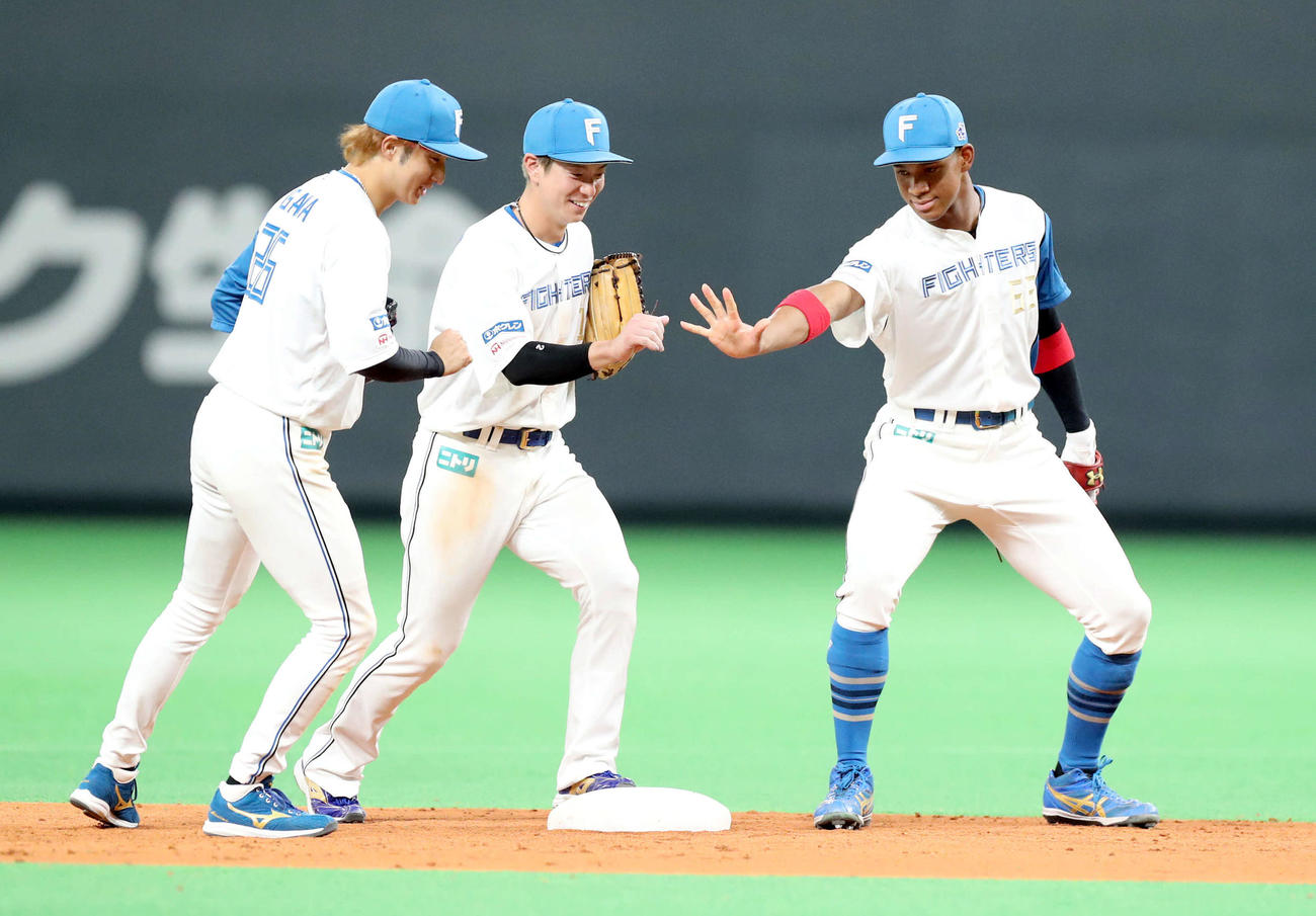 日本ハム対DeNA　試合終了後、ポーズを決める日本ハムの、左から浅間、松本剛、万波（撮影・佐藤翔太）
