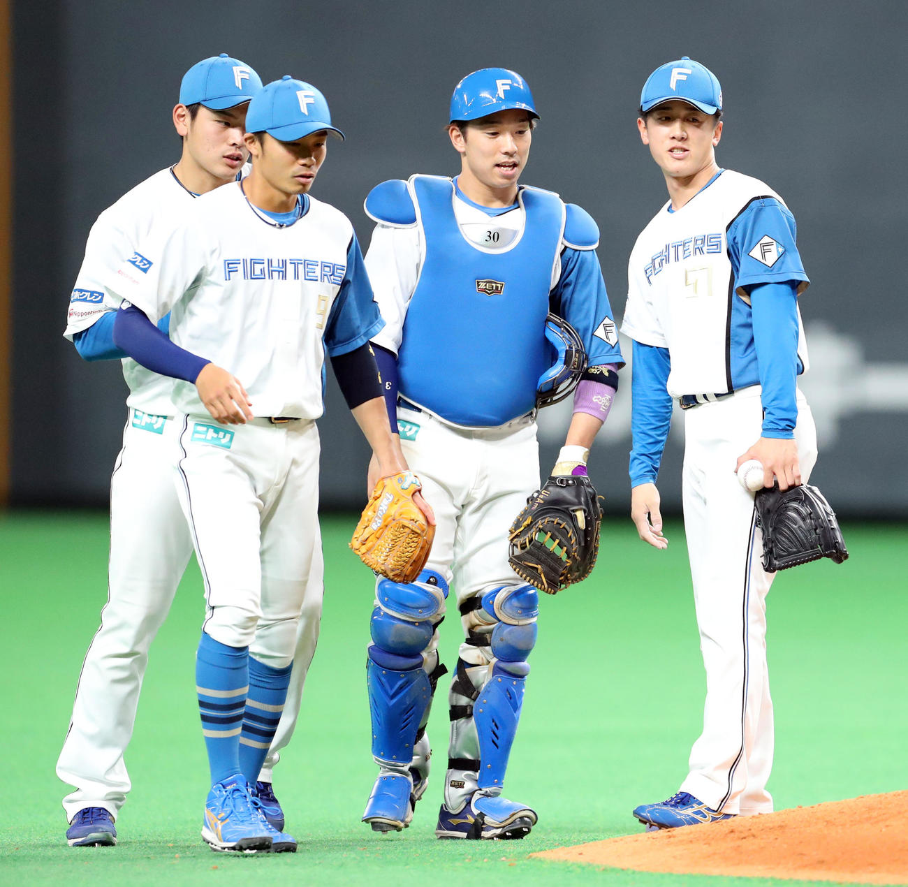 日本ハム対DeNA　笑顔で引き揚げる日本ハム北山（右）（撮影・佐藤翔太）