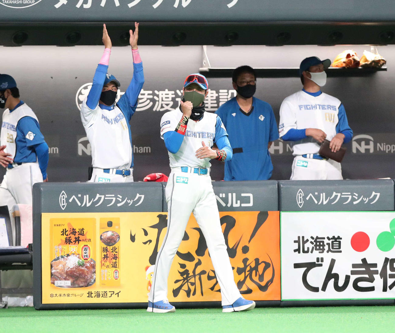 日本ハム対DeNA 9回表DeNA2死、関根の右飛の判定でリクエストが出るも判定通りアウトとなりガッツポーズの新庄剛志監督（撮影・黒川智章）