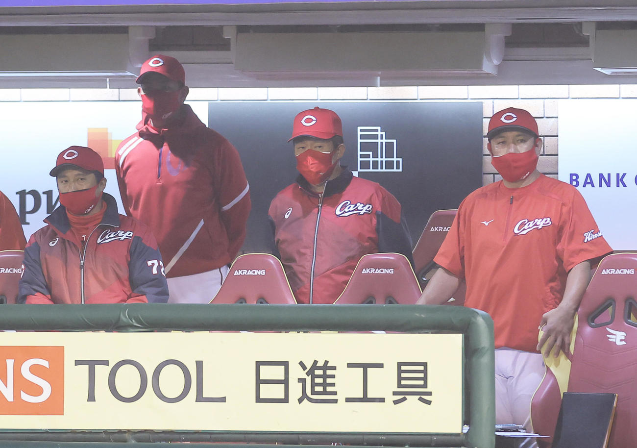 楽天対広島　戦況を見つめる広島佐々岡監督（右から2人目）（撮影・足立雅史）
