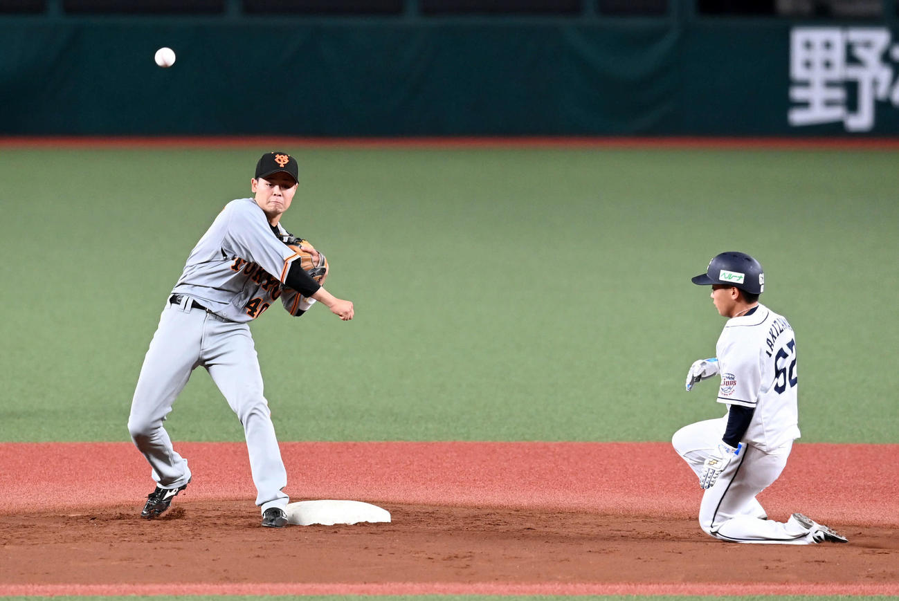 西武対巨人　4回裏西武2死一、三塁、一走滝沢が二盗を決める。左は本塁へ送球する遊撃手中山（撮影・たえ見朱実）