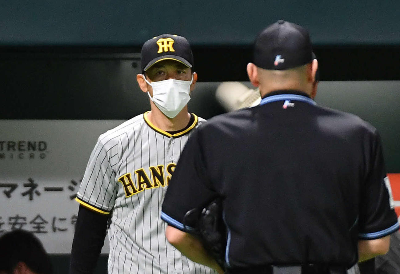 ソフトバンク対阪神　阪神8回表の攻撃を終え、投手の交代へ向かう矢野監督（撮影・岩下翔太）