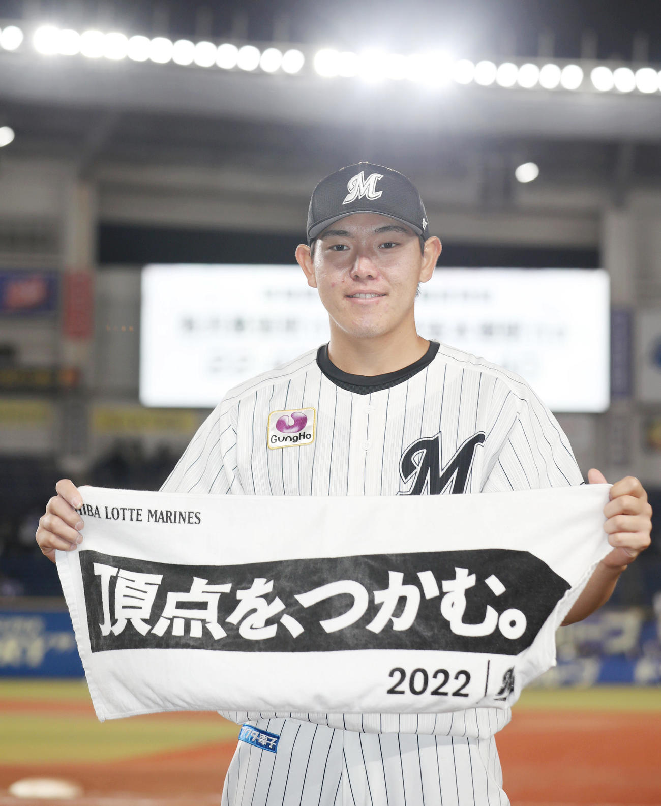 ロッテ対中日　ヒーローインタビュー後、記念撮影するロッテ安田（撮影・狩俣裕三）