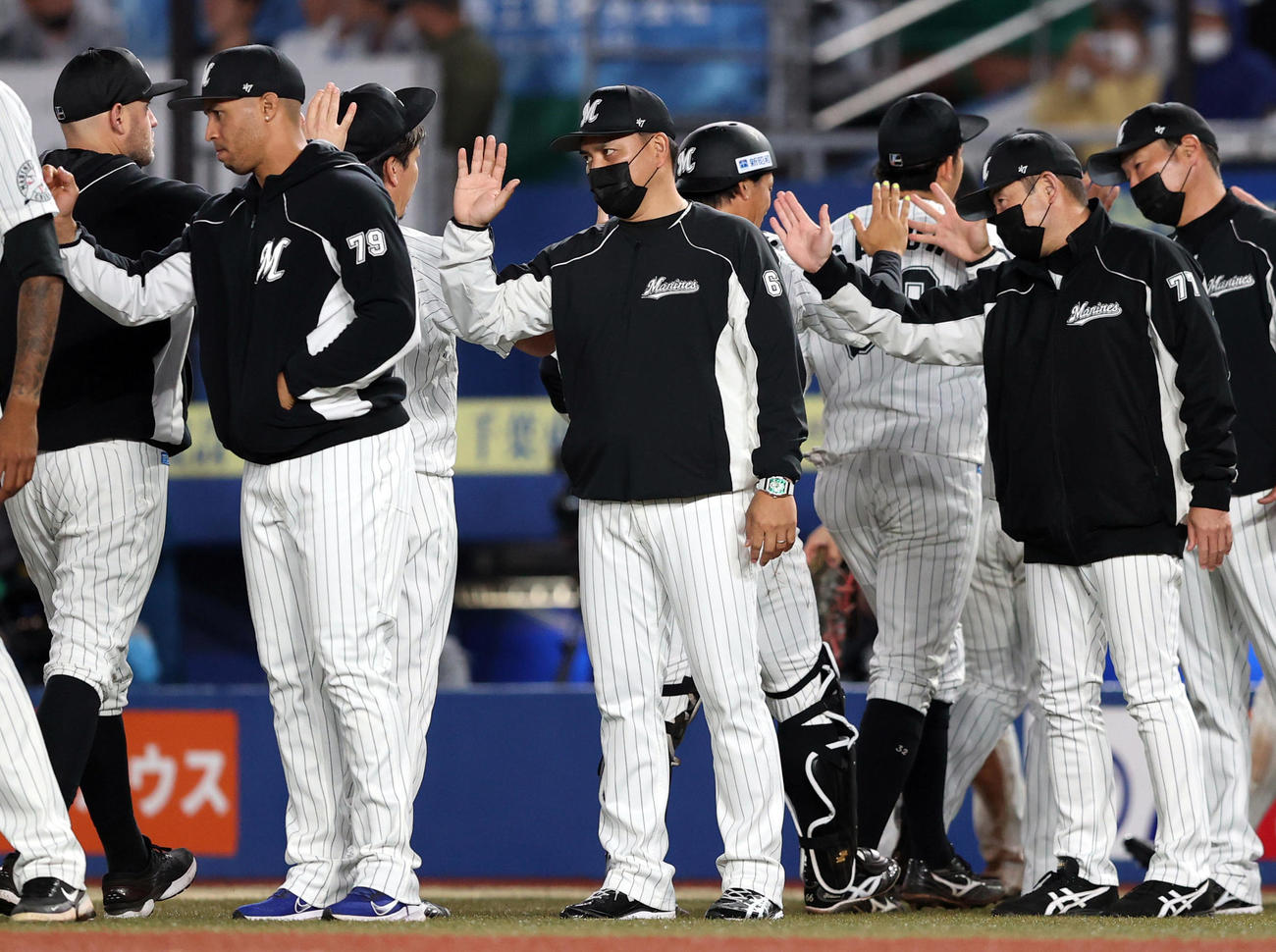 ロッテ対中日　試合後、選手を迎える井口監督（中央）（撮影・狩俣裕三）