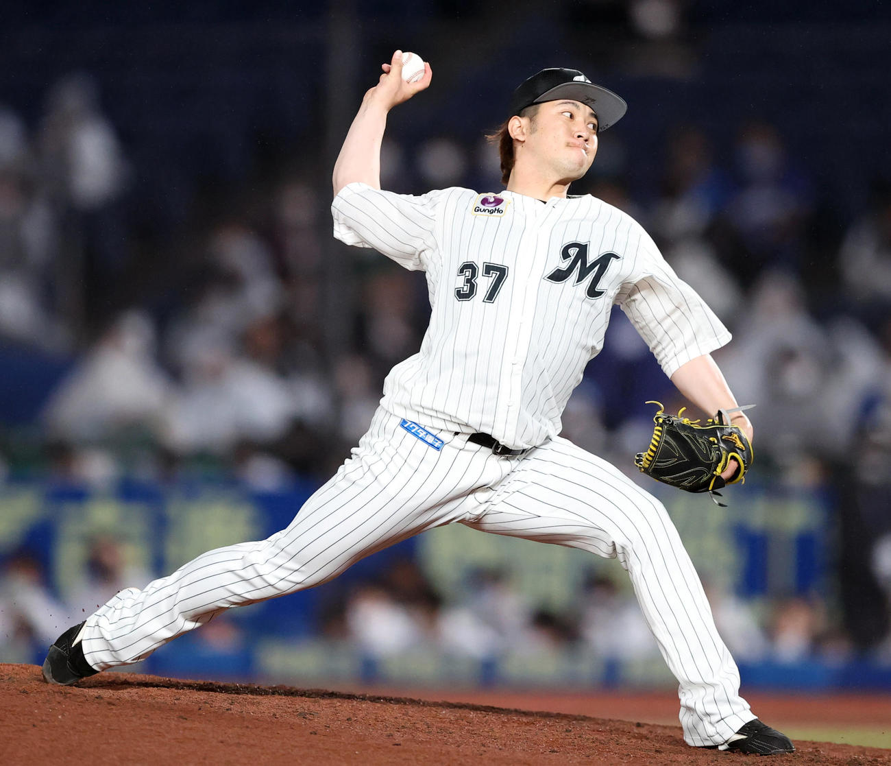 ロッテ対中日　6回表途中から登板するロッテ2番手の小野（撮影・狩俣裕三）