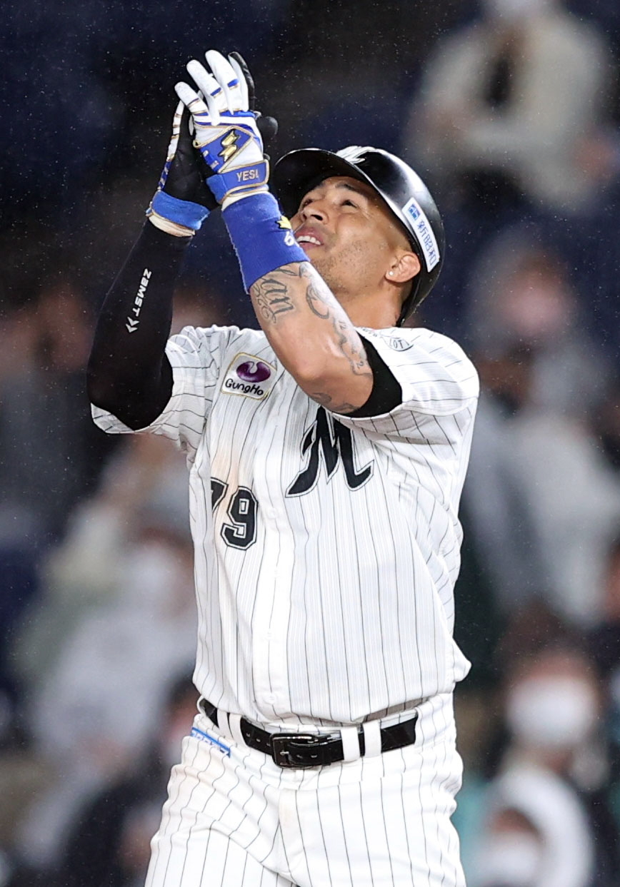 ロッテ対中日　6回裏ロッテ無死二、三塁、2点適時打を放つマーティン（撮影・狩俣裕三）