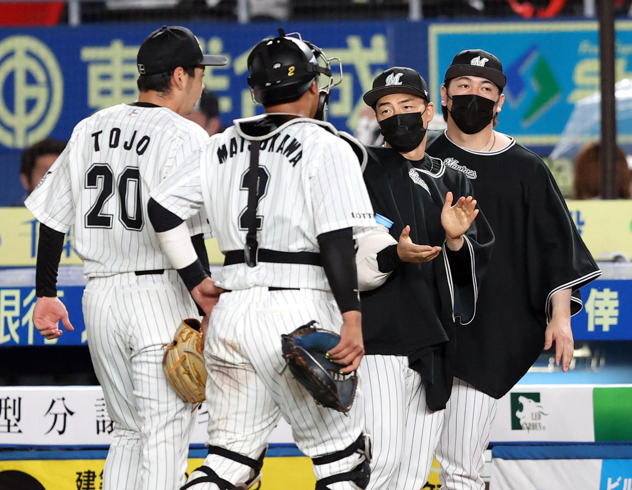 ロッテ対中日　7回表を終え、東條（左）、松川（手前）を迎える美馬（左から3人目）と小野（撮影・狩俣裕三）