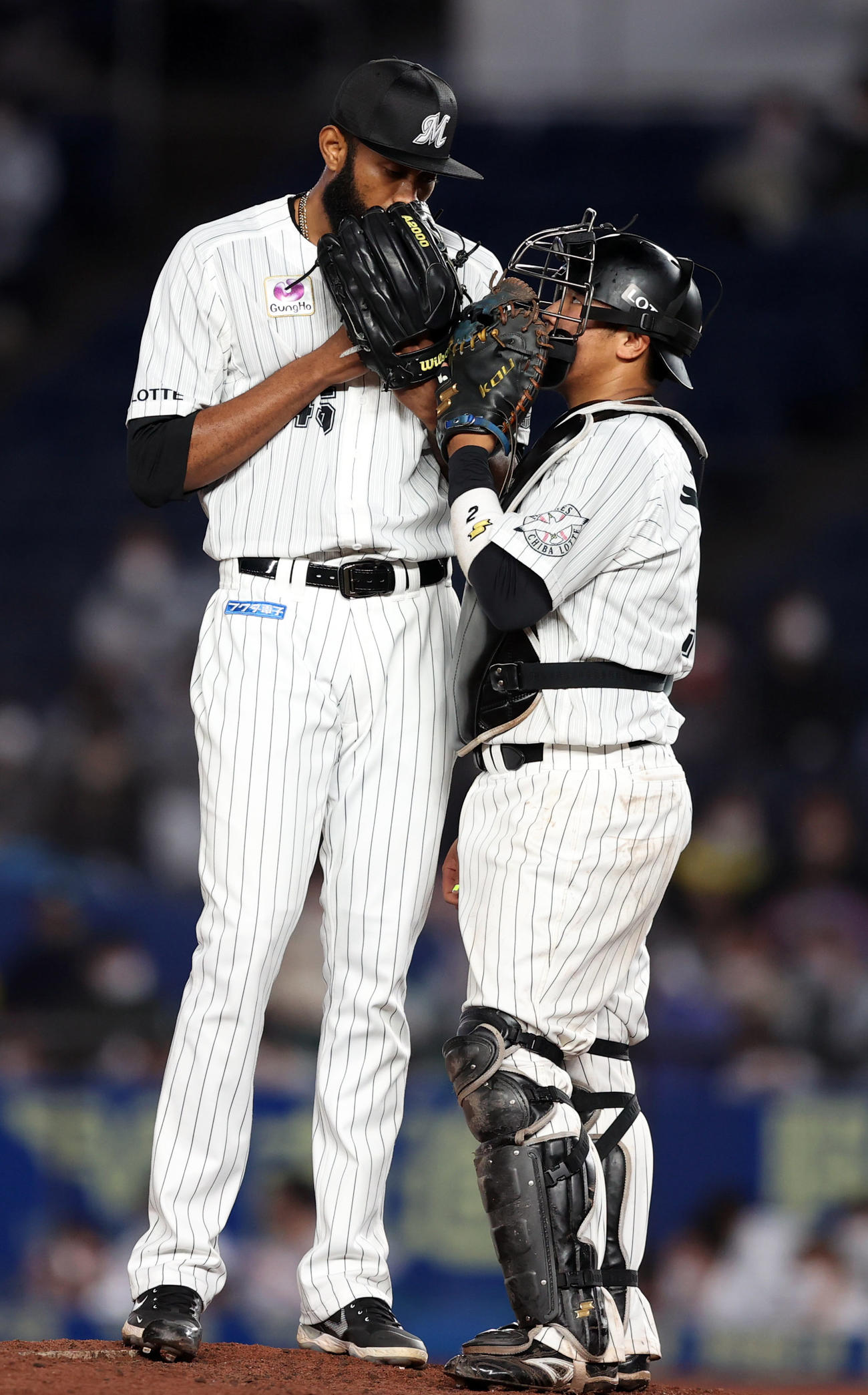 ロッテ対中日　8回表、登板前に話をするロッテ4番手ゲレーロ（左）と松川（撮影・狩俣裕三）