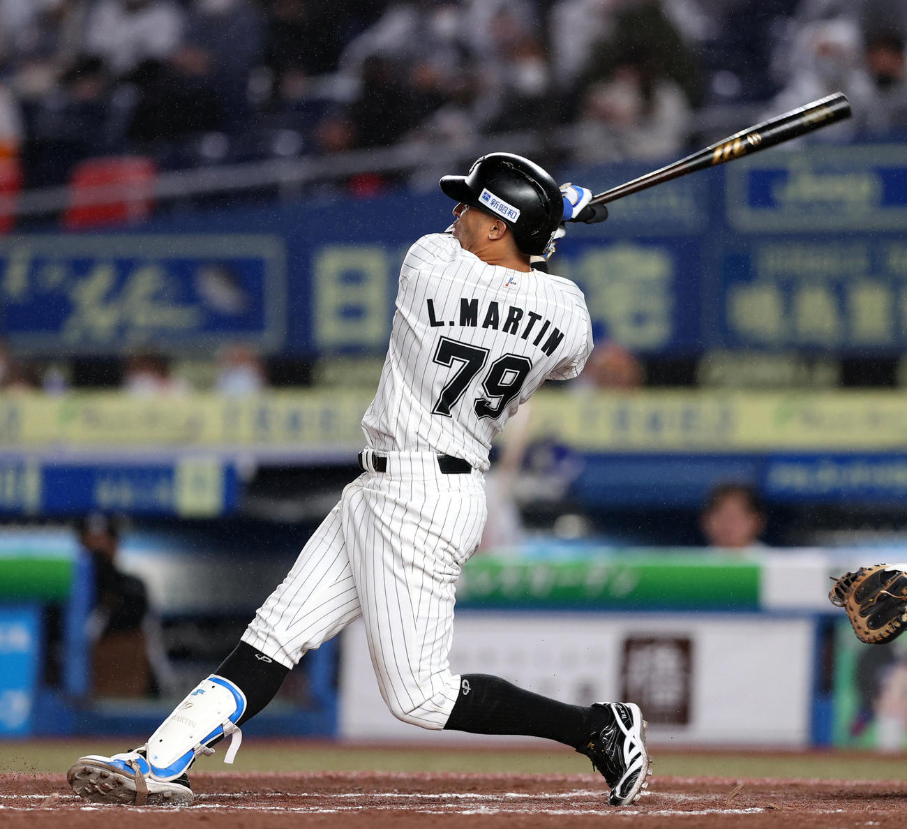 ロッテ対中日　6回裏ロッテ無死二、三塁、2点適時打を放つマーティン（撮影・狩俣裕三）