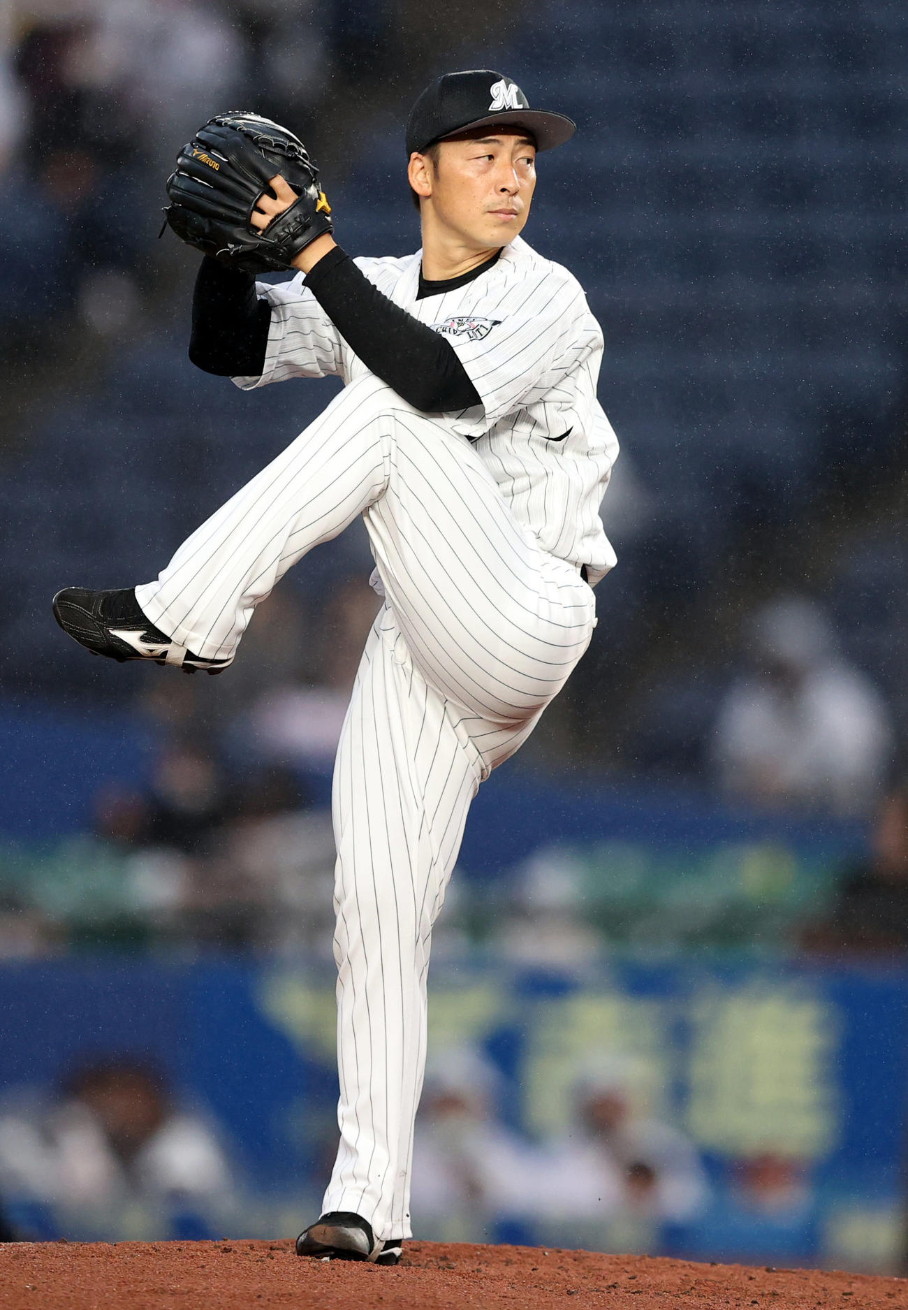 ロッテ対中日　ロッテ先発の美馬（撮影・狩俣裕三）