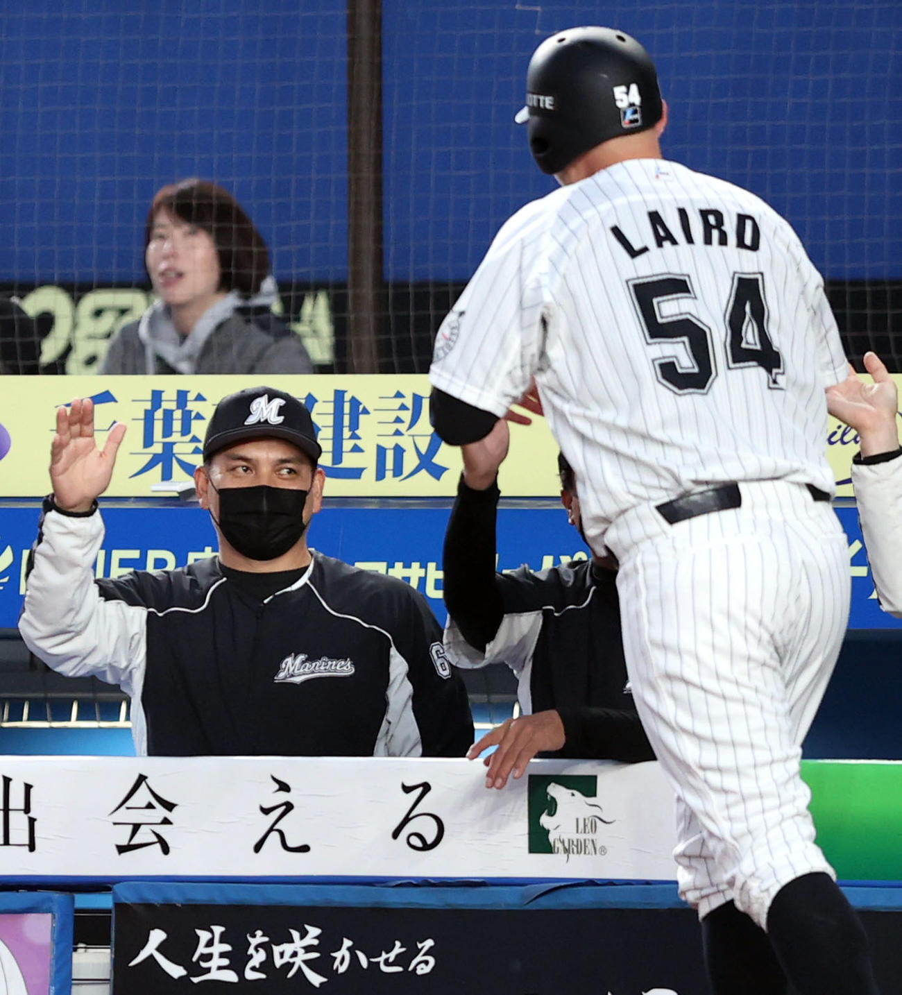 ロッテ対中日　3回裏ロッテ1死一、二塁、安田の2点適時二塁打で生還したレアード（右）を迎える井口監督（撮影・狩俣裕三）