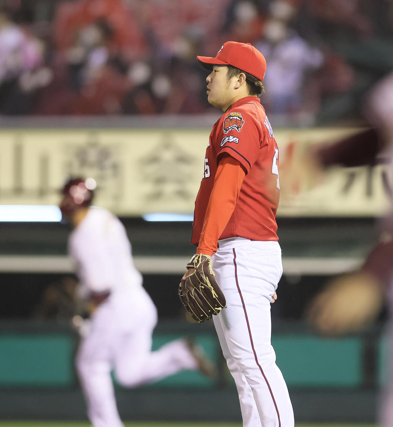 楽天対広島　10回裏楽天1死二塁、浅村（後方）にサヨナラ適時二塁打を浴びた松本（撮影・足立雅史）
