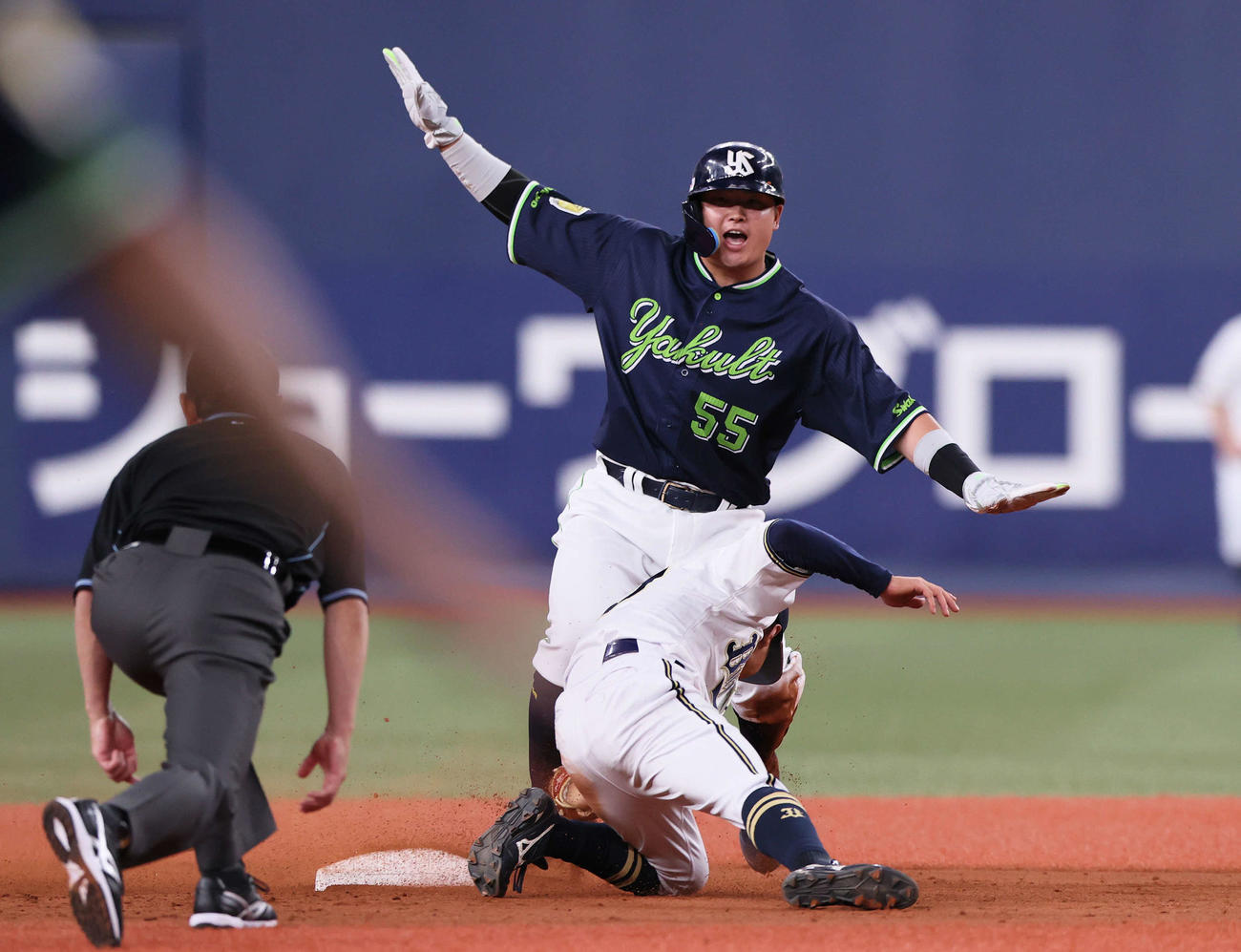 オリックス対ヤクルト　8回表ヤクルト無村一塁、一走村上（中央）は打者オスナの時、二盗を決める（撮影・上山淳一）