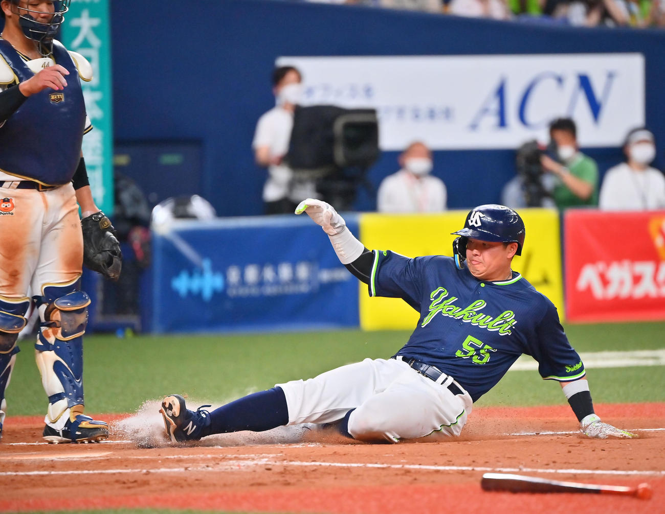 オリックス対ヤクルト　8回表ヤクルト無死一、三塁、川端慎吾の右飛で生還する村上（撮影・和賀正仁）
