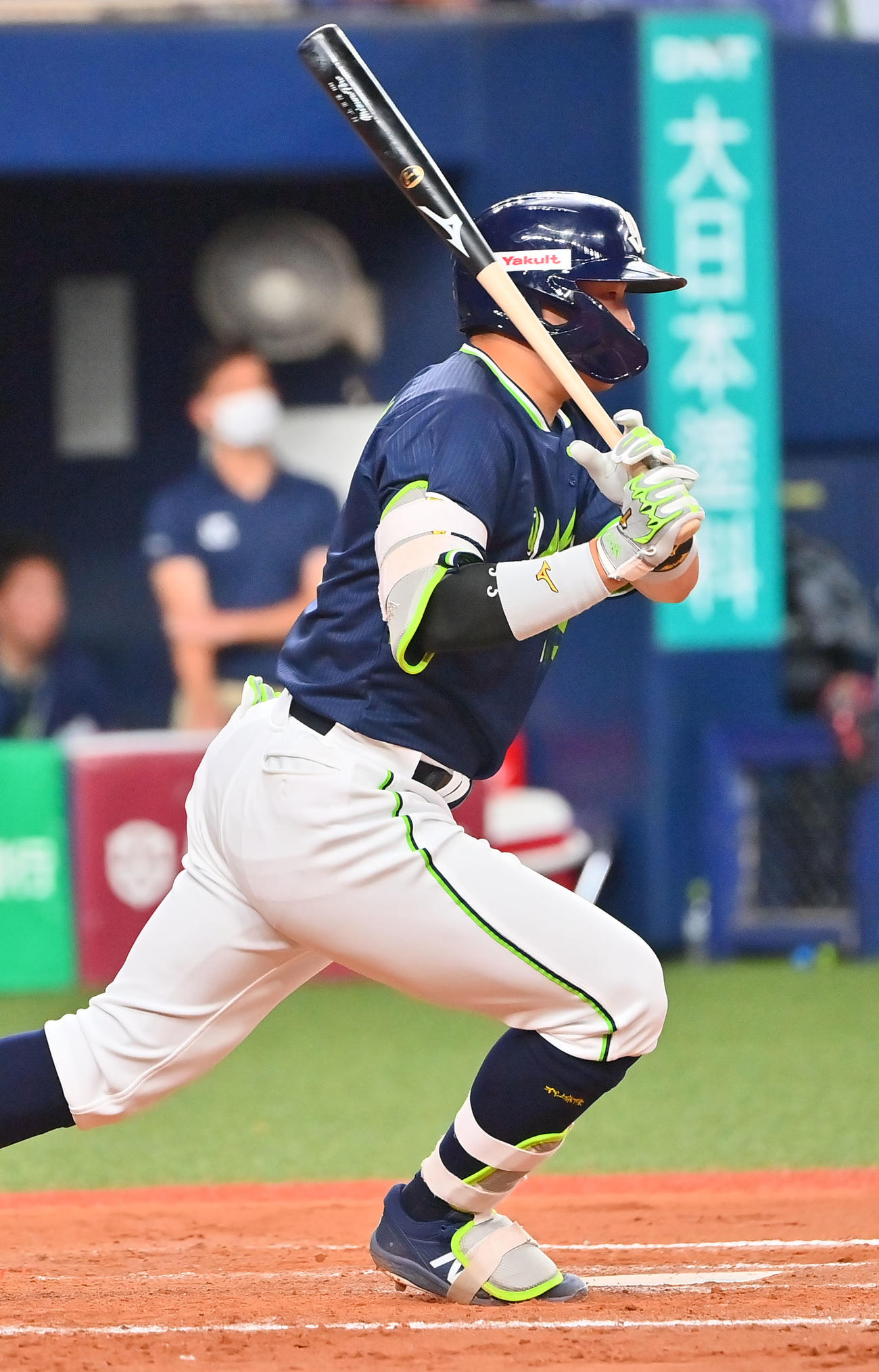 オリックス対ヤクルト　8回表ヤクルト無死二塁、右前に勝ち越し適時打を放つ村上（撮影・和賀正仁）