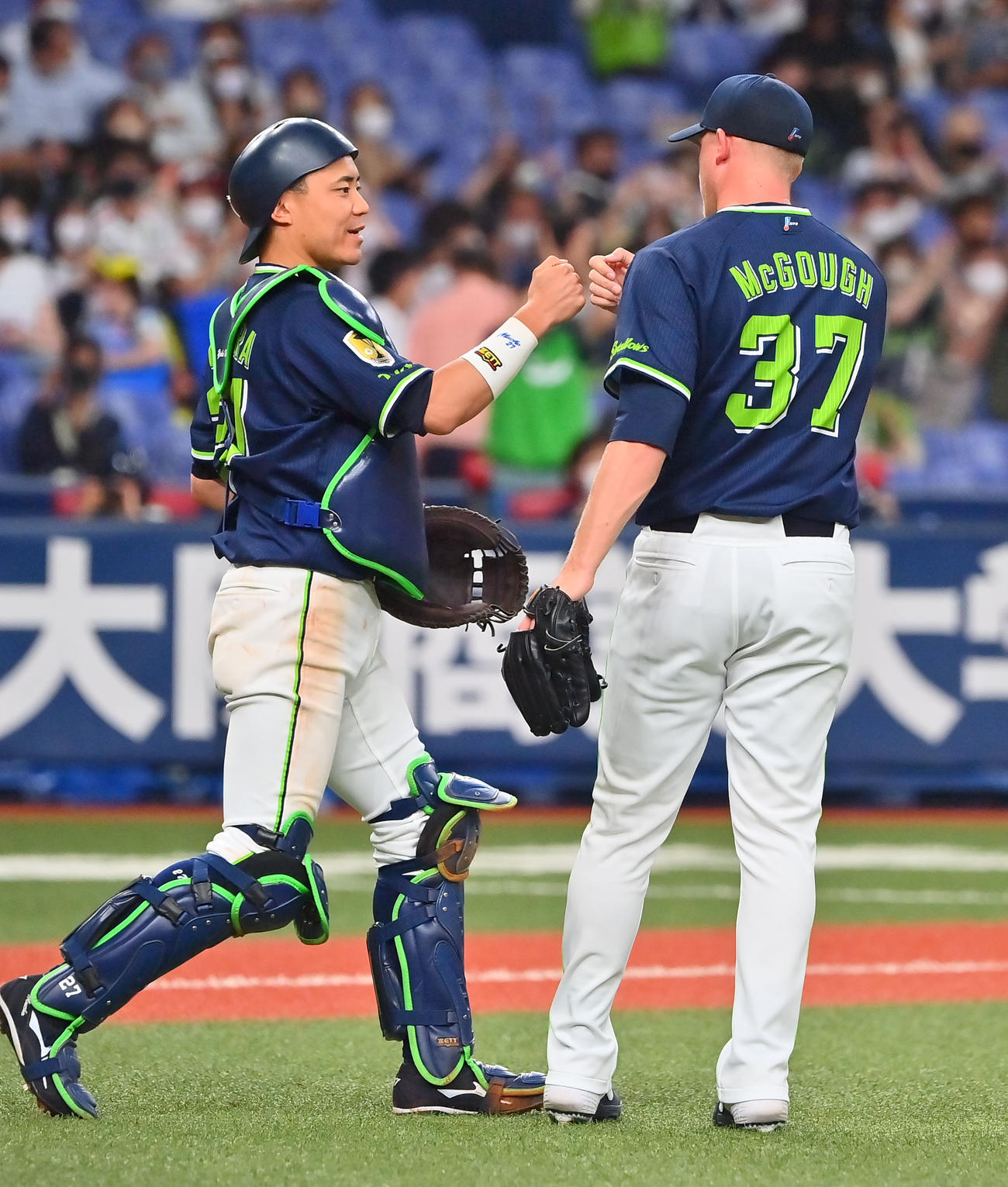 オリックス対ヤクルト　9回を締めたヤクルトマクガフは中村（左）とタッチ（撮影・和賀正仁）