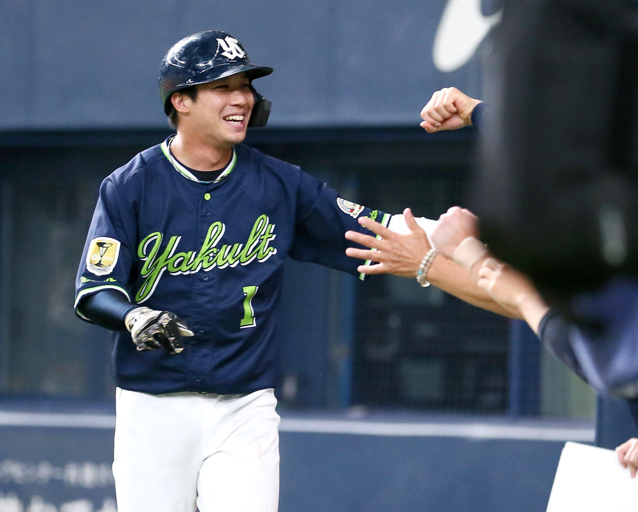 オリックス対ヤクルト　8回表ヤクルト無死二塁、山田は村上の右前適時打で生還しナインの出迎えに笑顔を見せる（撮影・上山淳一）