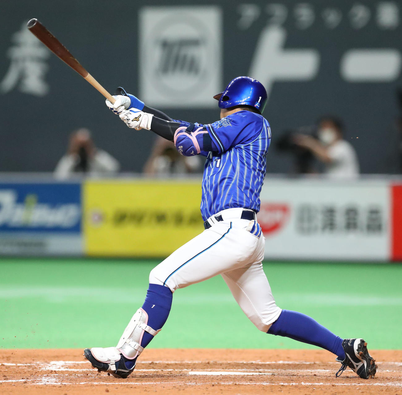 日本ハム対DeNA 5回表DeNA1死一、三塁、桑原は右前適時打を放つ（撮影・佐藤翔太）