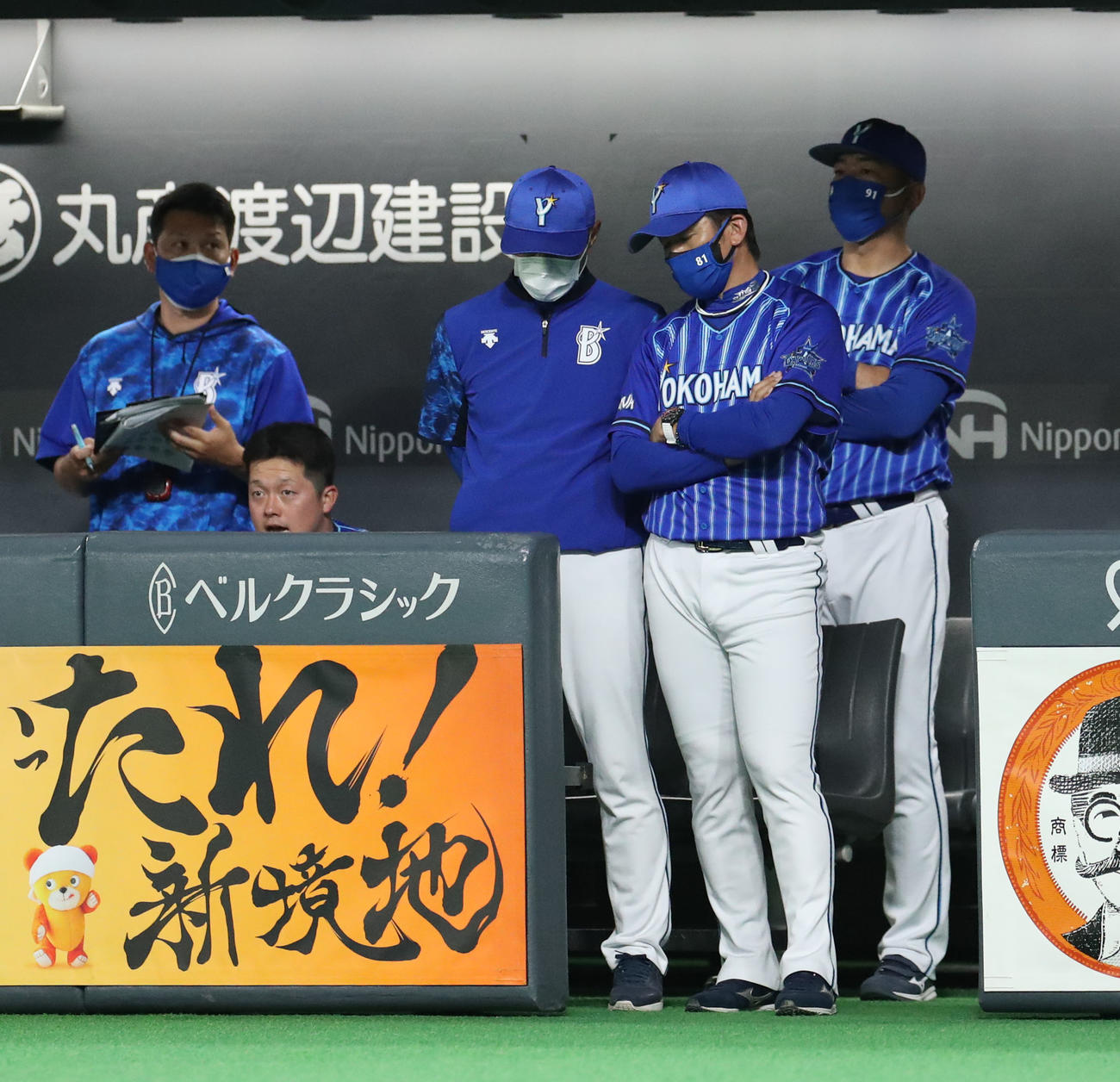 日本ハム対DeNA　ベンチでうつむくDeNA三浦監督（右手前）（撮影・佐藤翔太）
