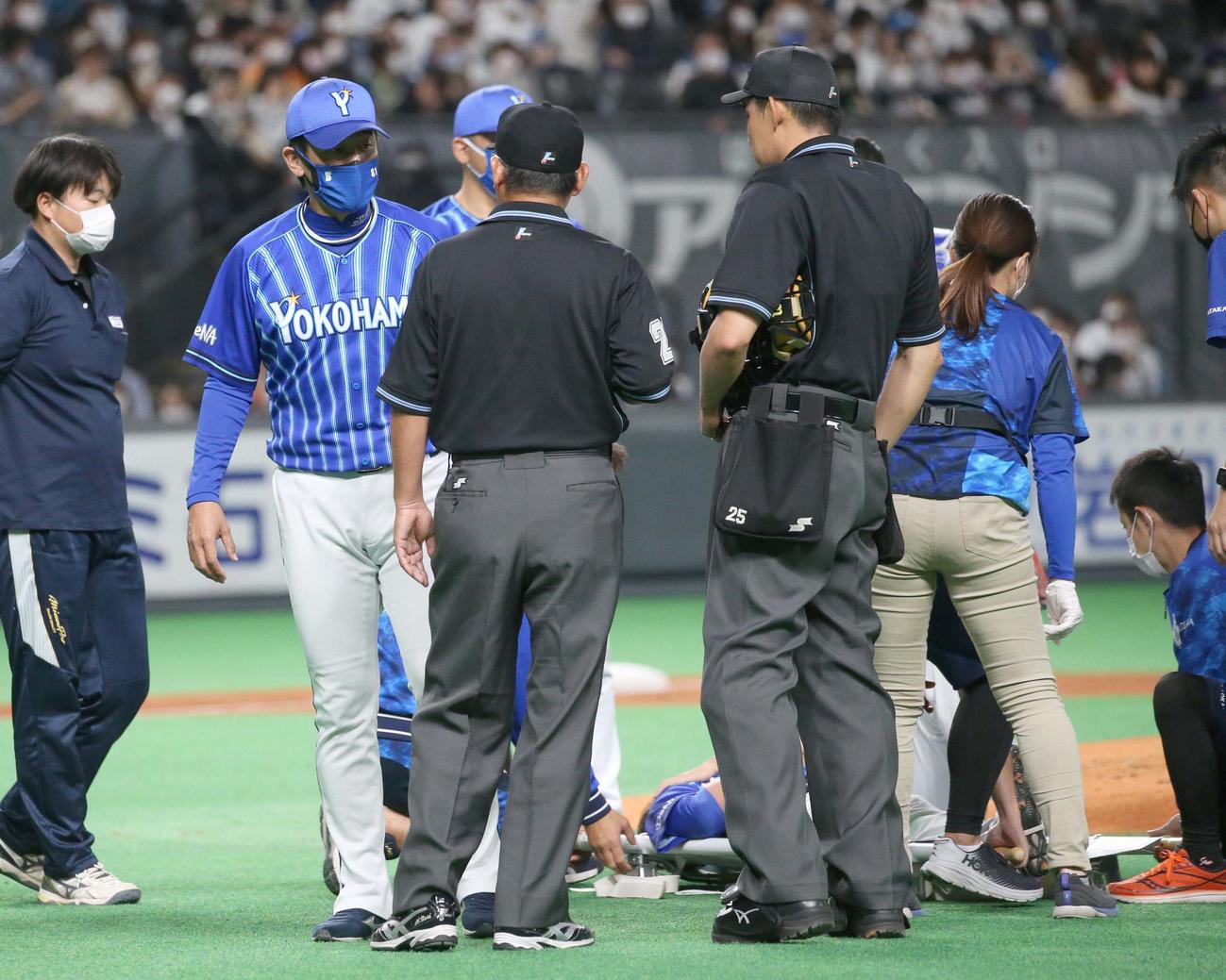 日本ハム対DeNA 3回裏、負傷した上茶谷の様子を見る三浦監督（左）（撮影・黒川智章）