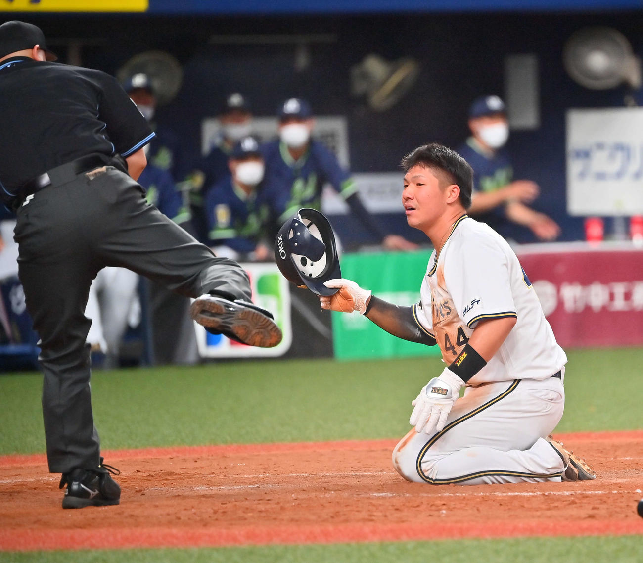 オリックス対ヤクルト　5回裏オリックス2死一塁、宜保の左翼線二塁打で本塁を狙った頓宮はタッチアウト、捕手中村（撮影・和賀正仁）