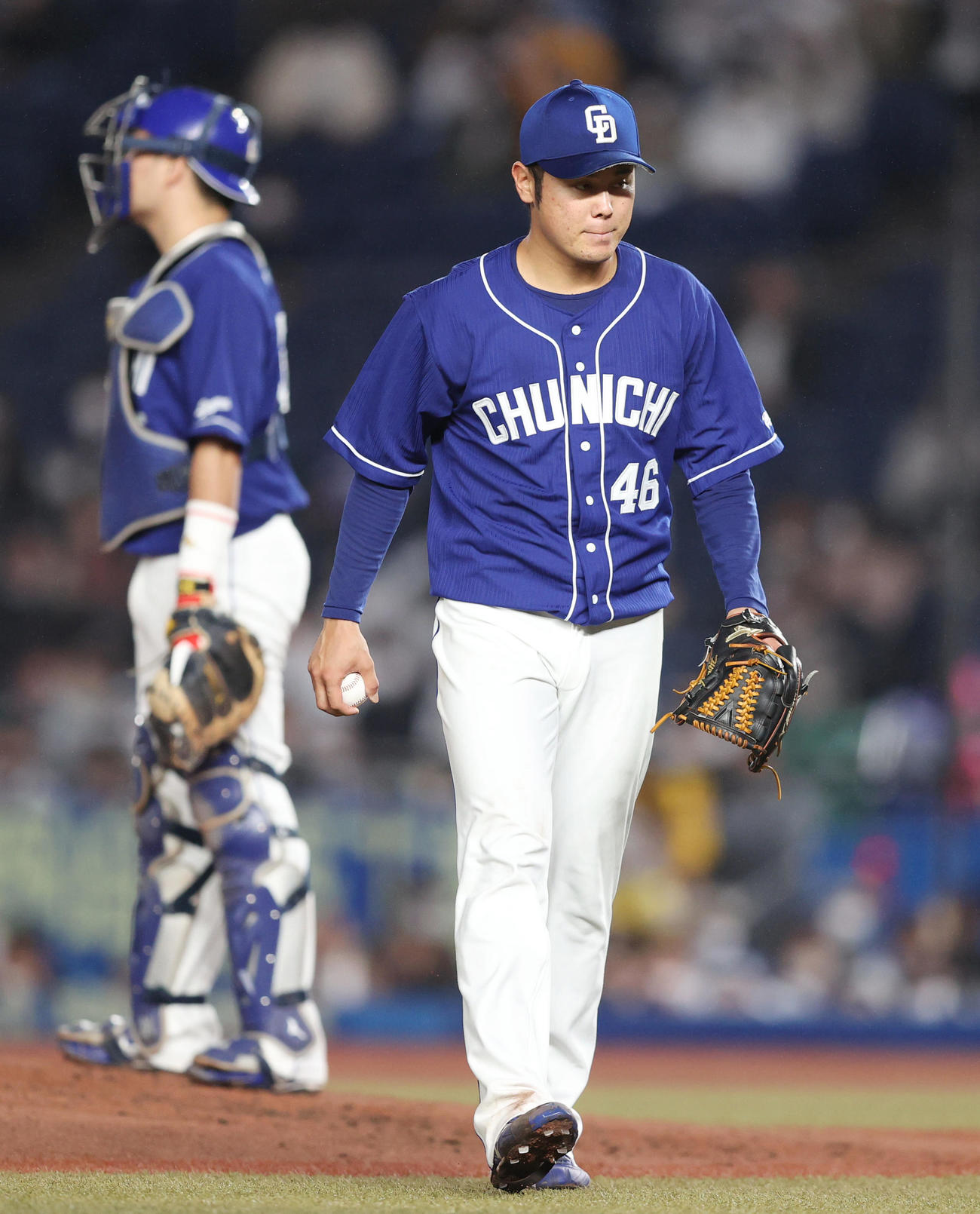ロッテ対中日　4回裏途中、降板する中日先発の鈴木（撮影・狩俣裕三）