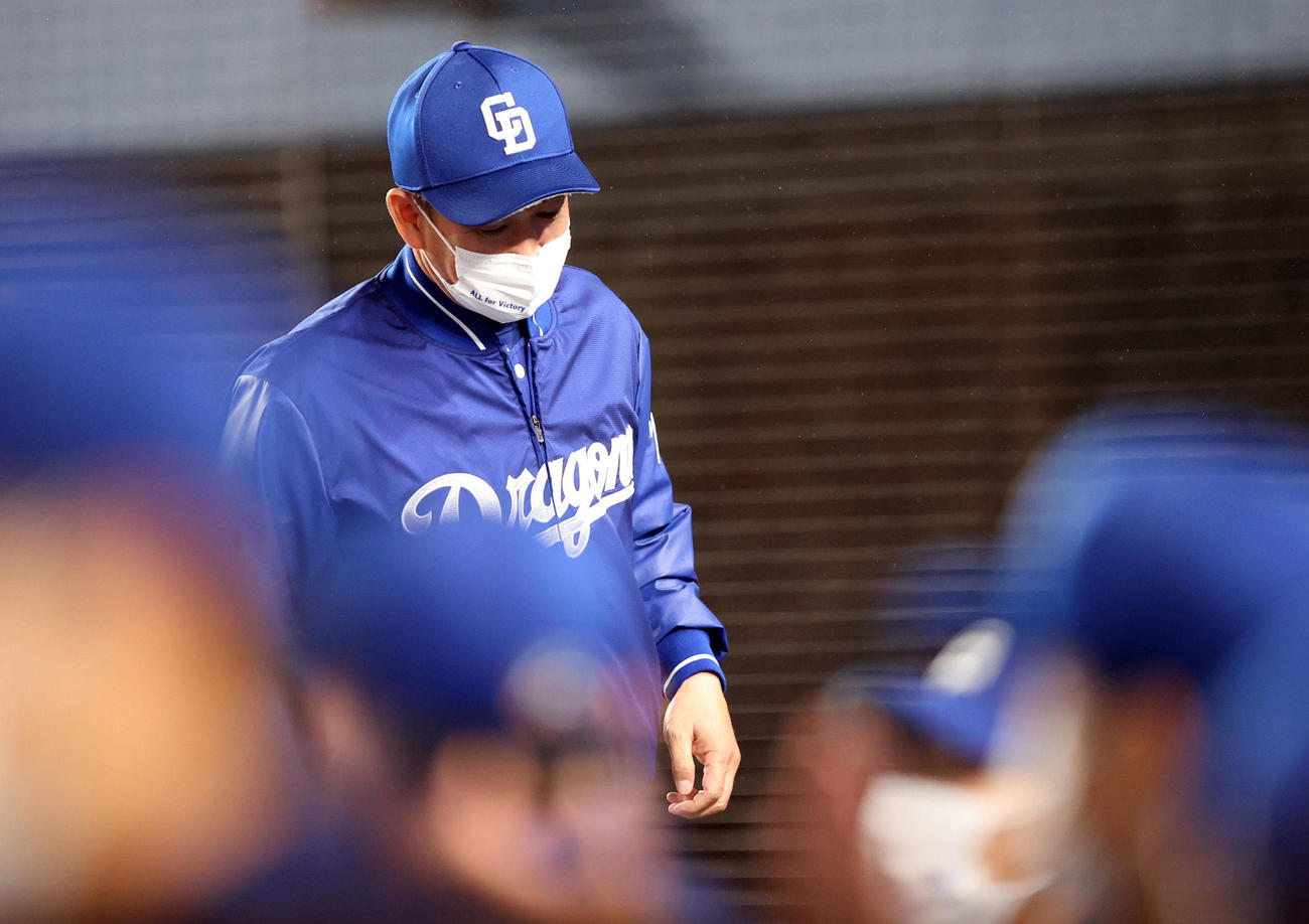 ロッテ対中日　6回表を終え、選手の交代を告げ、うつむきながらベンチに戻る立浪監督（撮影・狩俣裕三）