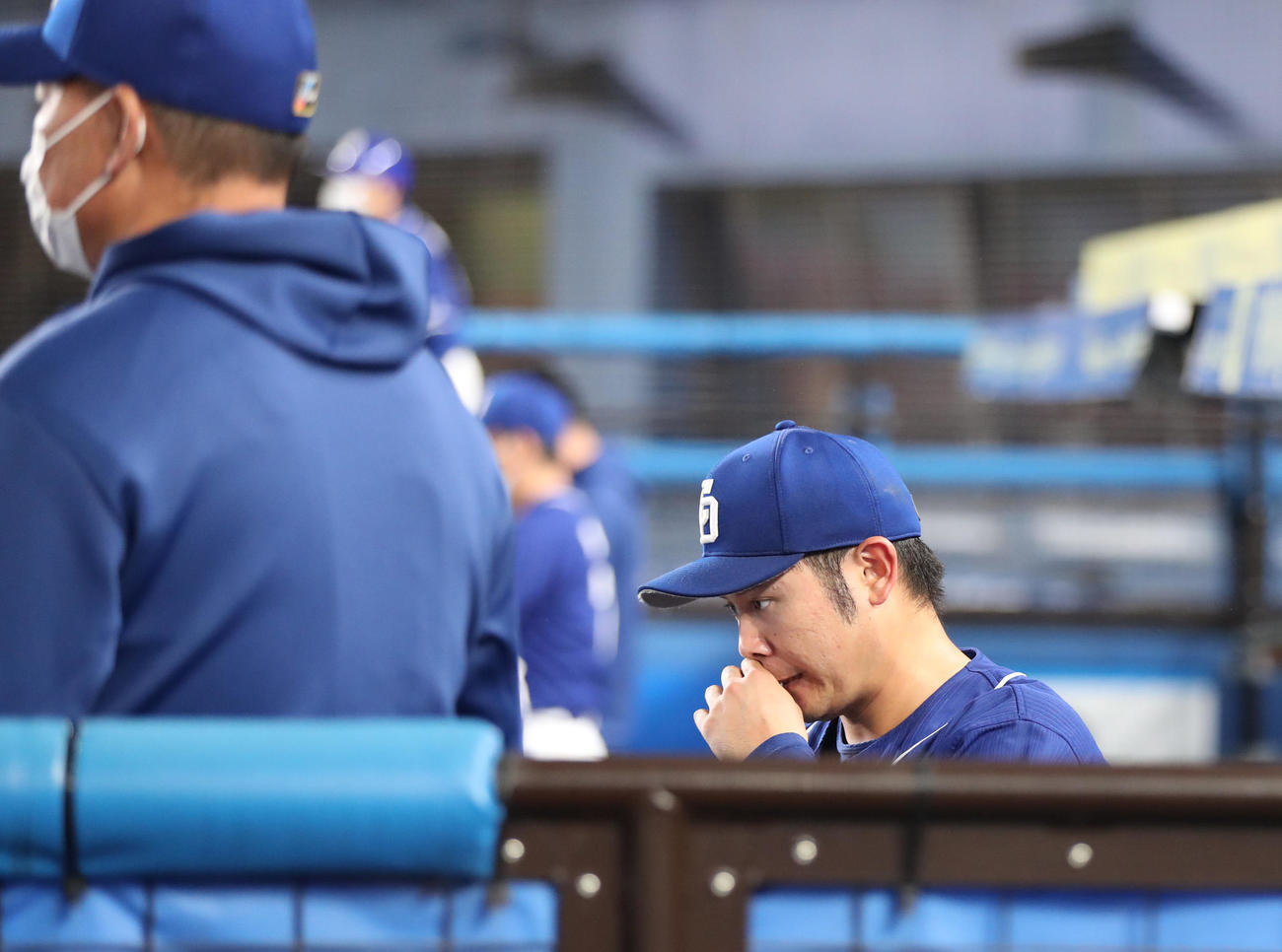 ロッテ対中日　4回裏途中、降板する中日先発の鈴木（撮影・狩俣裕三）