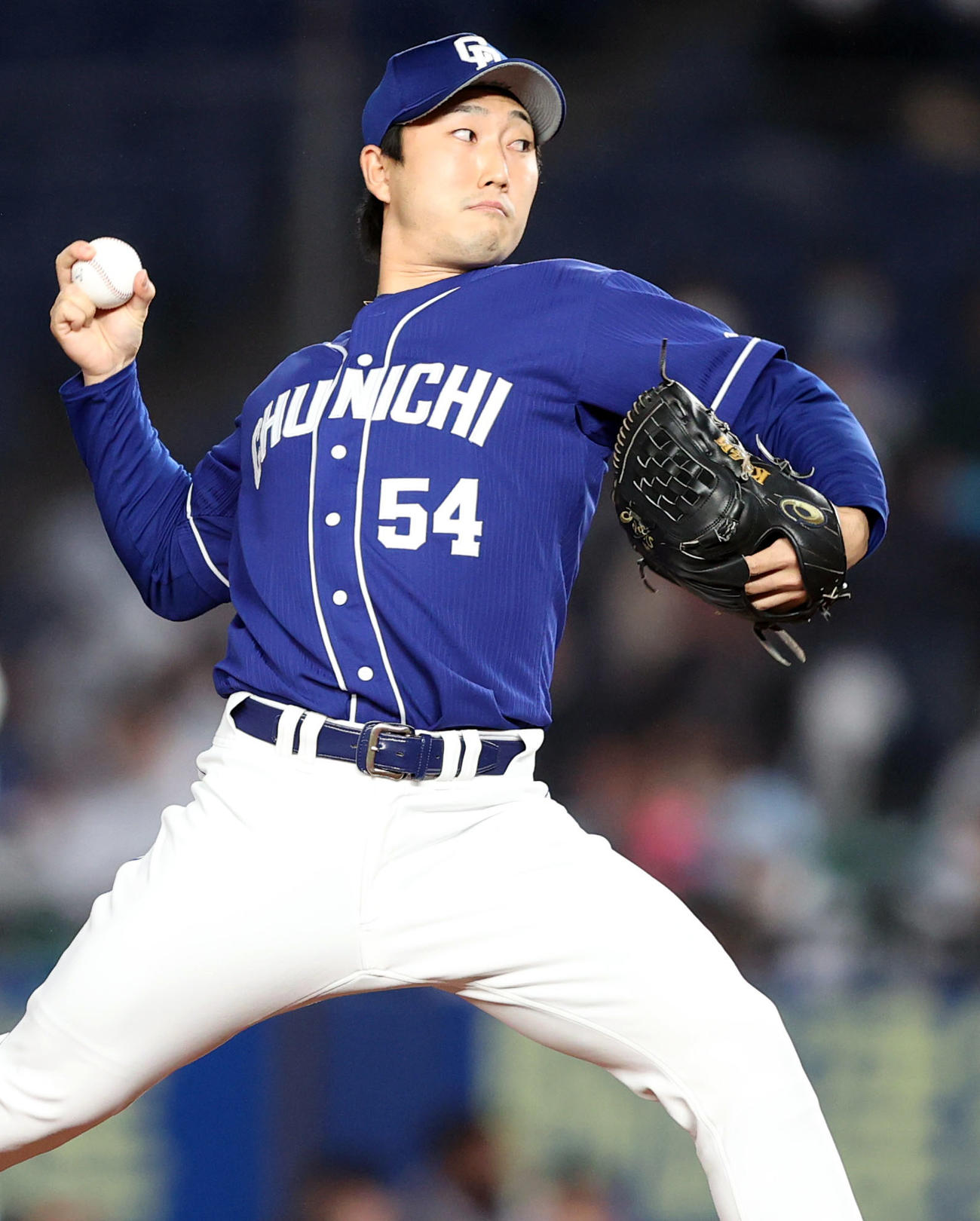 ロッテ対中日　4回裏途中から登板する中日2番手の藤嶋（撮影・狩俣裕三）