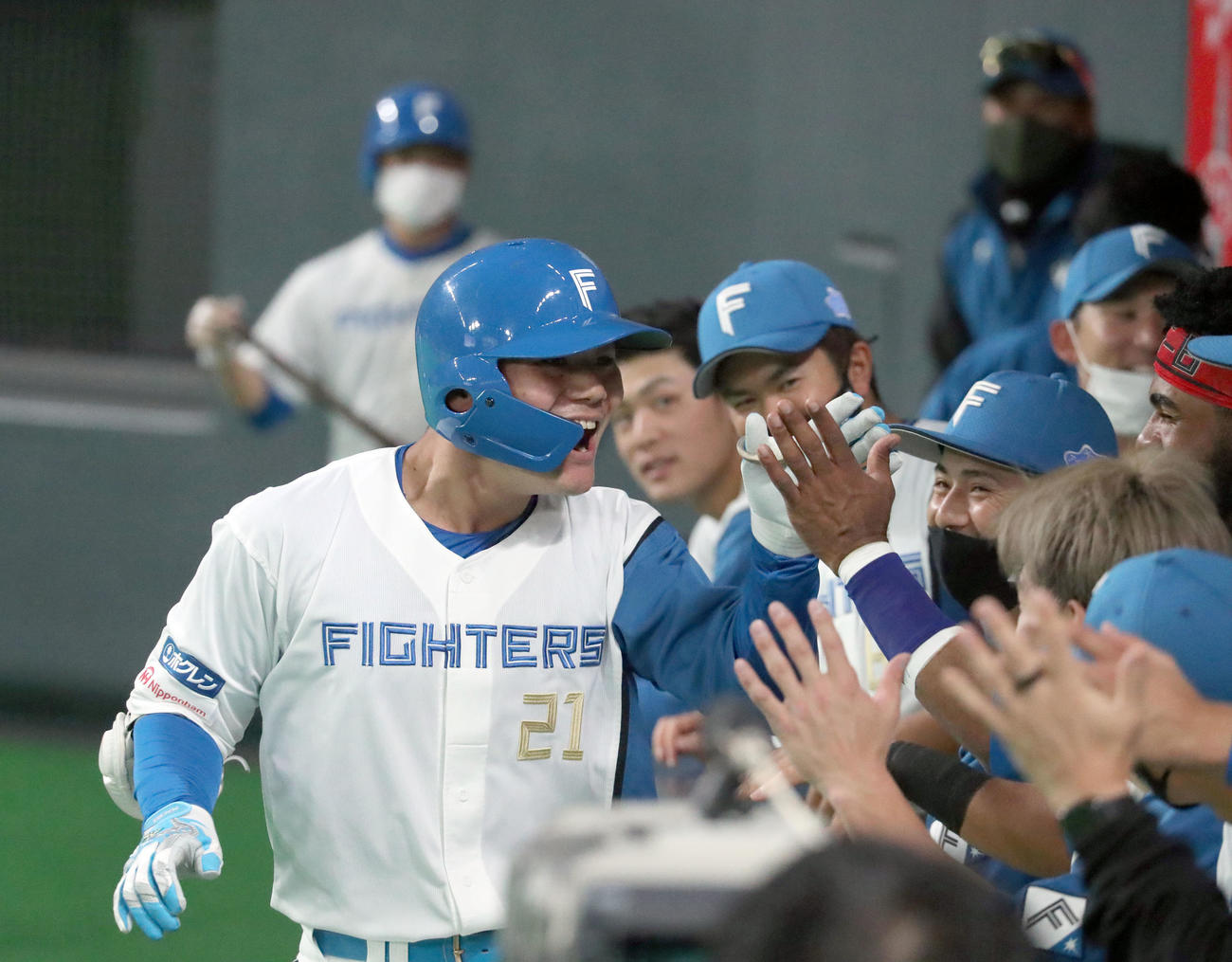 日本ハム対DeNA 4回裏日本ハム無死、清宮は右越え本塁打を放ちチームメートに出迎えられる（撮影・佐藤翔太）