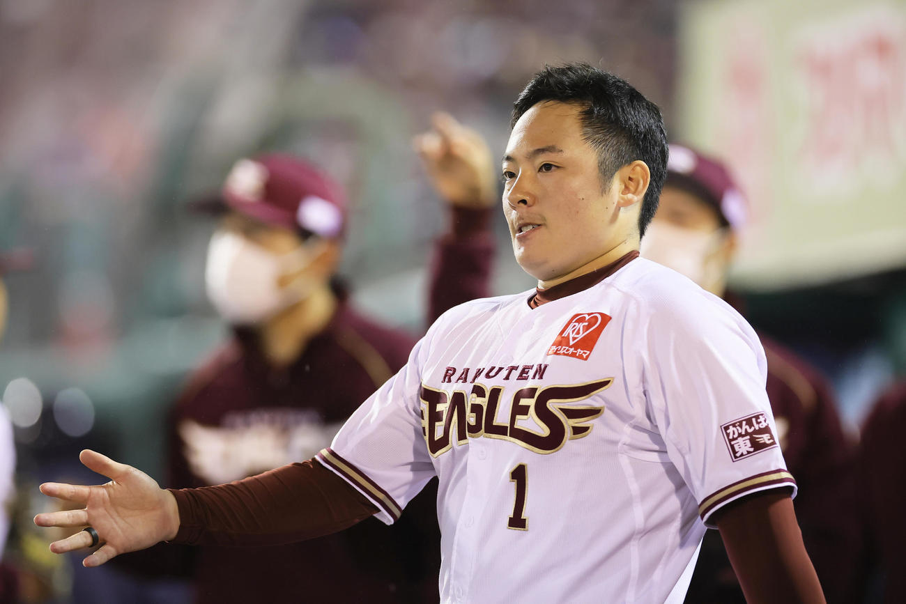 楽天対広島　9回から登板し無失点でベンチに戻った楽天松井は気合の入った表情を見せる（撮影・足立雅史）