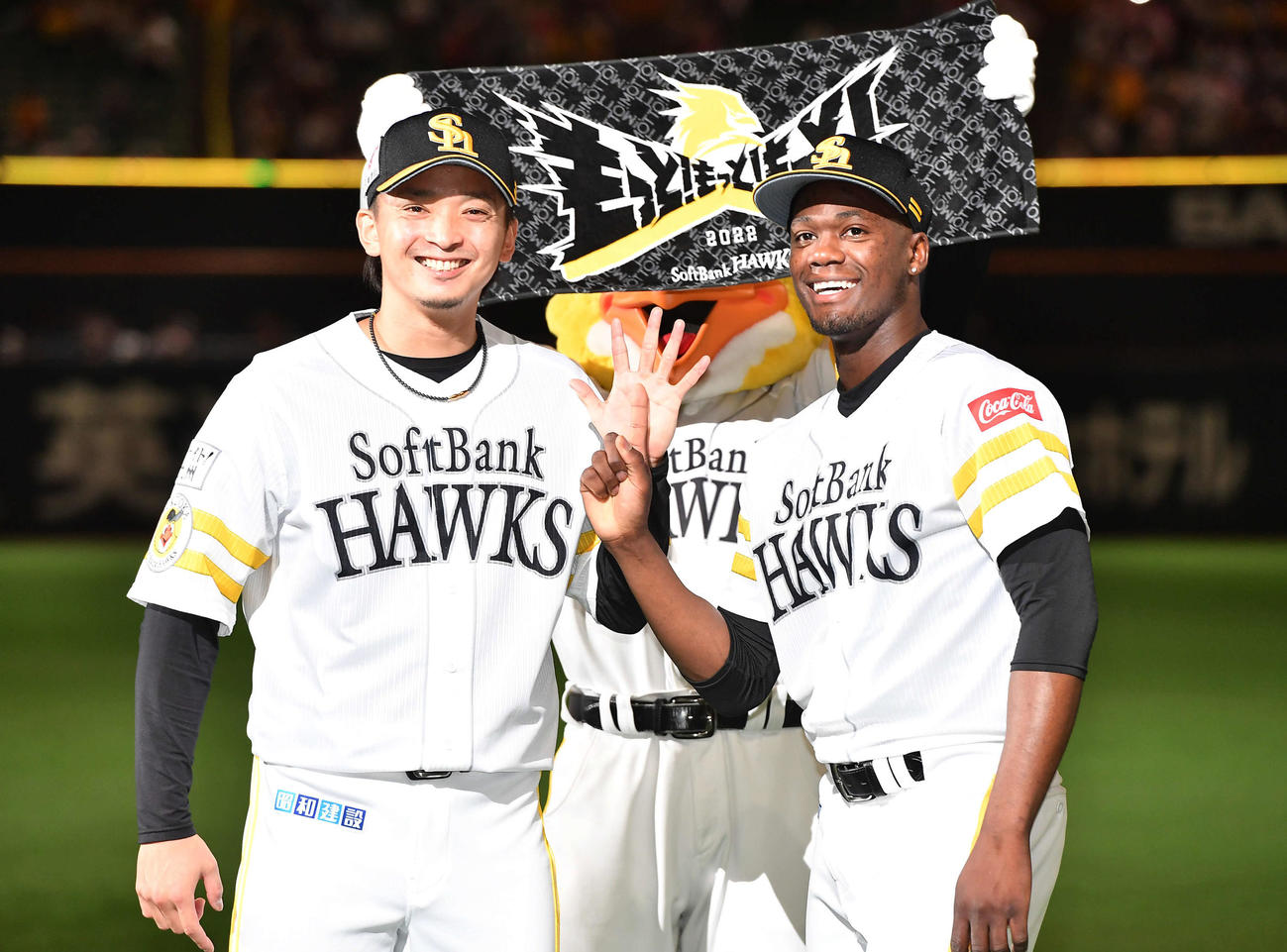 ソフトバンク対阪神　阪神に勝利し、6勝目を挙げた東浜（左）はモイネロと指で6をつくる（撮影・岩下翔太）