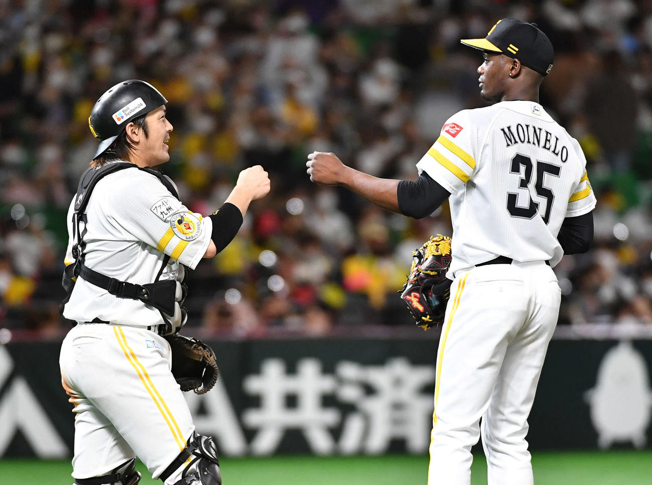 ソフトバンク対阪神　阪神に勝利し、甲斐（左）とグータッチを交わすモイネロ（撮影・岩下翔太）