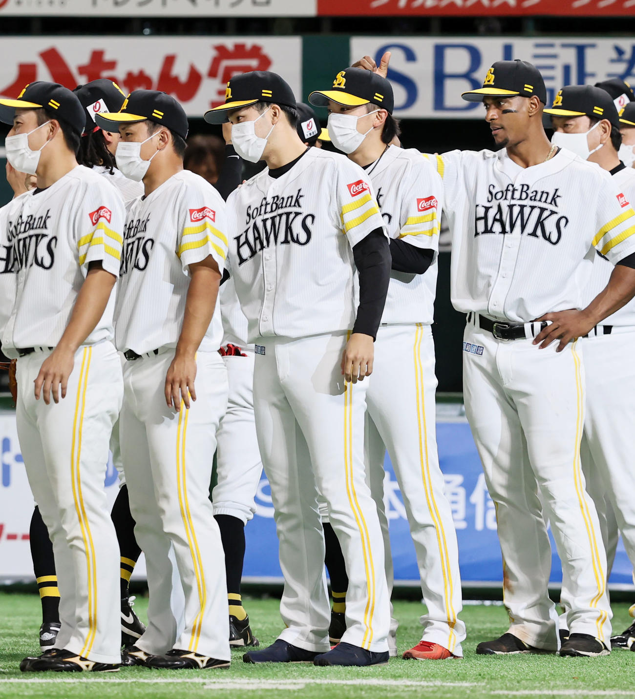 ソフトバンク対阪神　阪神に勝利しナインとタッチする東浜（撮影・加藤哉）