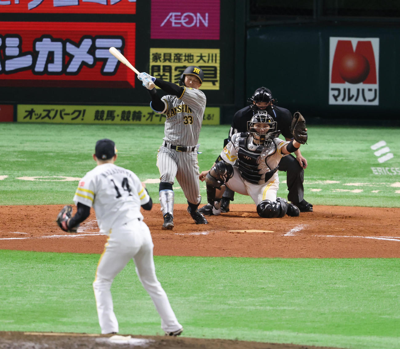 ソフトバンク対阪神　8回表阪神2死満塁、糸原は空振りの三振（撮影・梅根麻紀）