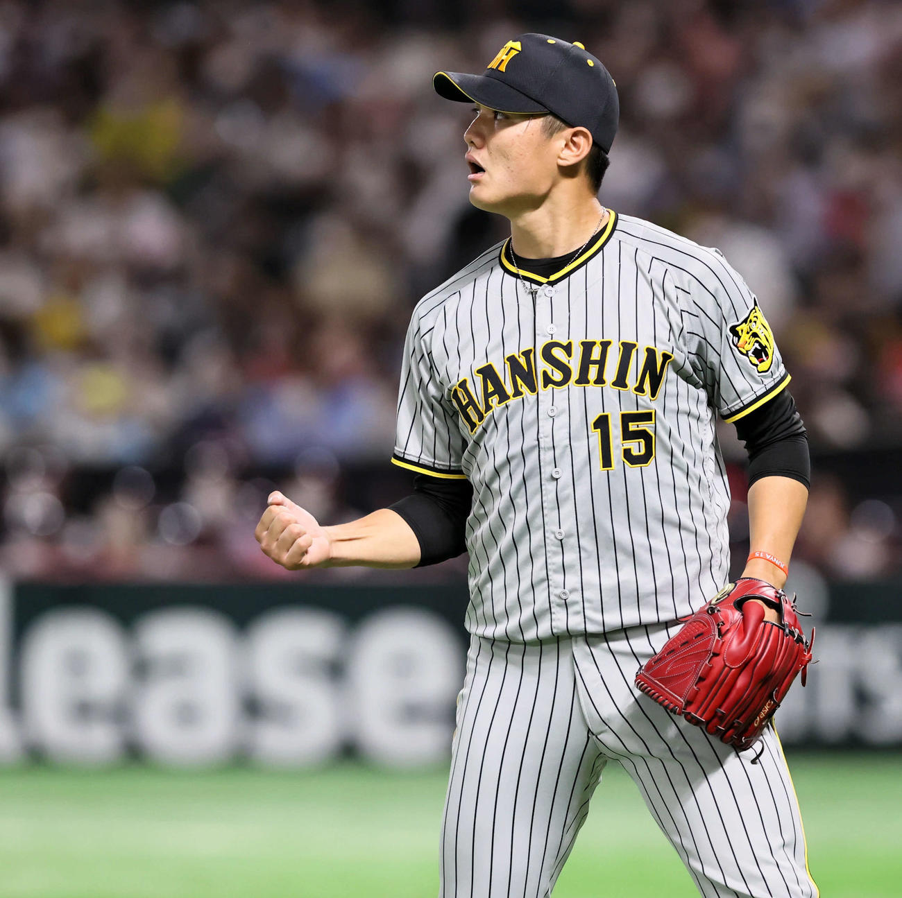 ソフトバンク対阪神　3回裏ソフトバンク1死一塁、西純は三森を遊ゴロ併殺に仕留めガッツポーズ（撮影・加藤哉）