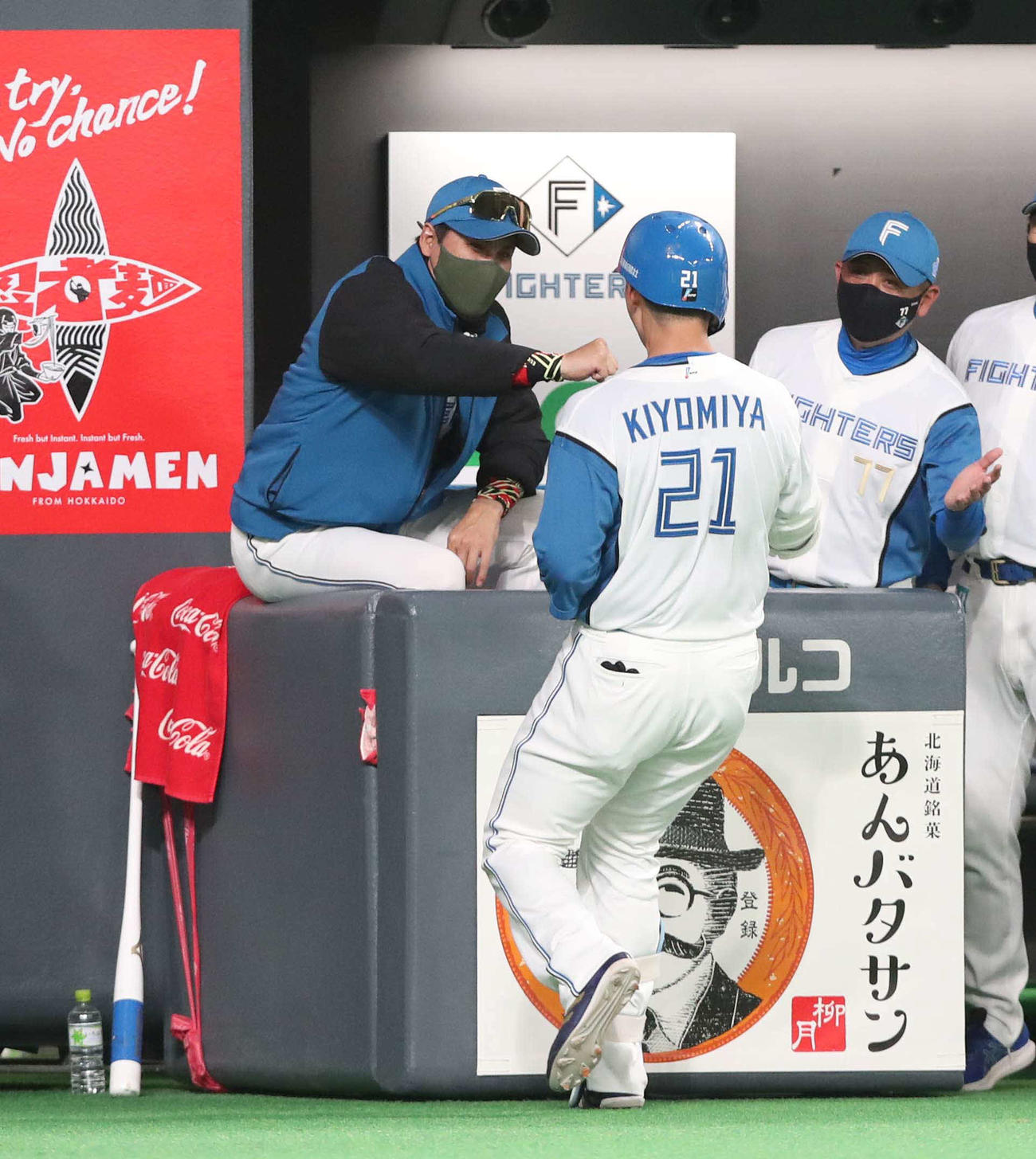 日本ハム対DeNA 4回裏、右越え本塁打の清宮（中央）を迎える新庄監督（左）（撮影・黒川智章）