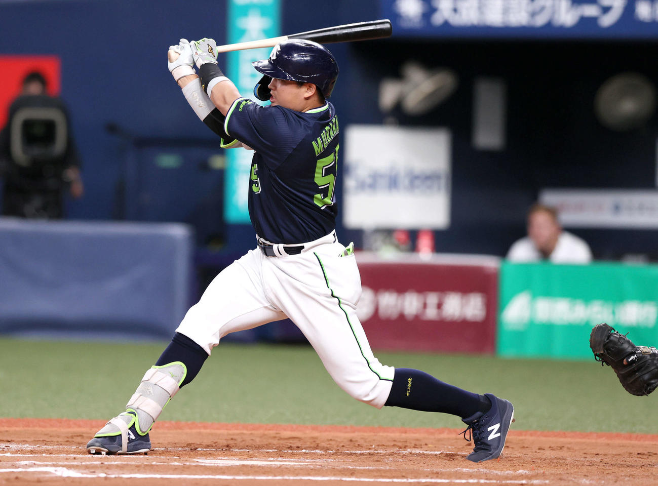 オリックス対ヤクルト　8回表ヤクルト無死二塁、右前適時打を放つ村上（撮影・上山淳一）