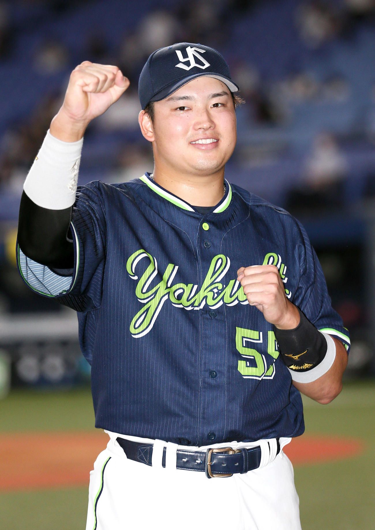 オリックス対ヤクルト　ヒーローインタビュー後、笑顔でポーズを決めるヤクルト村上宗隆（撮影・上山淳一）