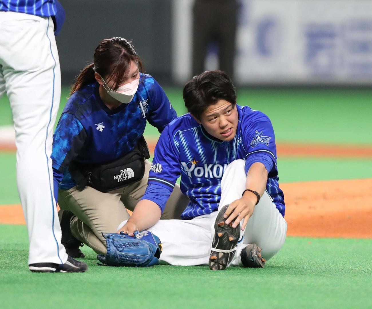 日本ハム対DeNA 3回裏日本ハム無死二塁、石井の右前打の打球でベースカバーに走ろうとして転倒し左足を痛める上茶谷（撮影・黒川智章）