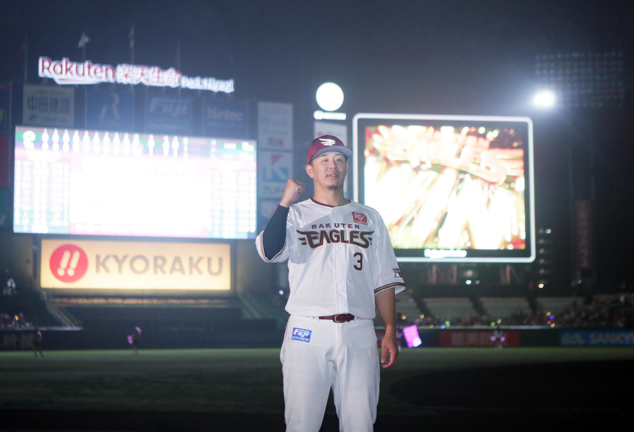 楽天対広島　サヨナラ打の浅村はお立ち台でガッツポーズ（撮影・足立雅史）