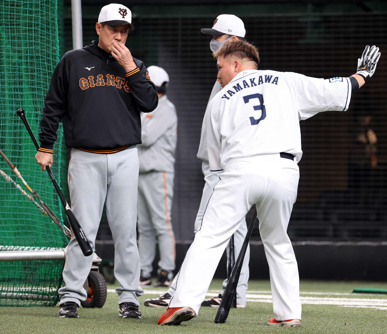 西武対巨人　試合前、打撃談議する巨人原監督（左）と西武山川（撮影・浅見桂子）