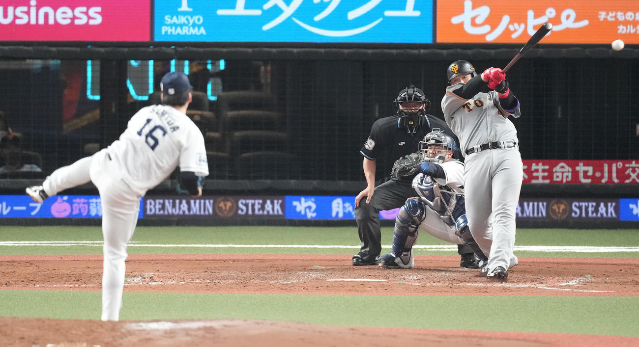 西武対巨人　5回表巨人無死二塁、左前適時打を放つ岡本和。投手隅田（撮影・鈴木みどり）